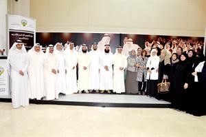 صورة جماعية لادارة التدريب بالامانة العامة لمجلس الامة وعدد من النواب والمشاركين في مسابقة دستور الكويت العاشرة﻿