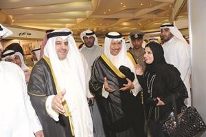 سمو الشيخ جابر المبارك وماضي الخميس والزميلة فوزية الابراهيم في جولة بالمعرض المصاحبانور الكندري
