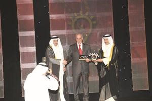 درع تكريمية للوزير الاسبق محمد السنعوسي
