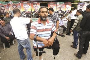 فلسطينيون في مسيرة تضامنية في غزة مع الاسرى المضربين عن الطعام في سجون الاحتلال افپ﻿