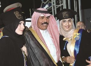 سمو ولي العهد متوسطا خريجتين