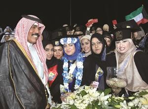 سمو ولي العهد الشيخ نواف الاحمد مع عدد من الخريجات