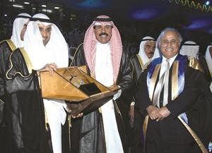 د نايف الحجرف يقدم هدية تذكارية الى سمو ولي العهد الشيخ نواف الاحمد بحضور د عبداللطيف البدر
