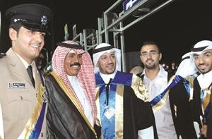 سمو ولي العهد الشيخ نواف الاحمد مع عدد من الخريجيين