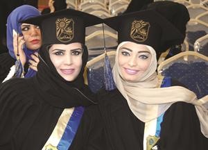 خريجتان في الحفل
