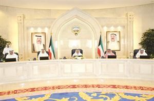 سمو رئيس الوزراء الشيخ جابر المبارك مترئسا جلسة المجلس بحضور الشيخ احمد الحمود والشيخ احمد الخالد والشيخ صباح الخالد ومصطفى الشمالي