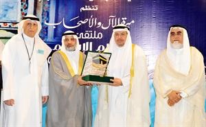 دعادل الفلاح يتسلم درعا تكريمية نيابة عن وزير الاوقاف جمال الشهاب 	متين غوزال﻿