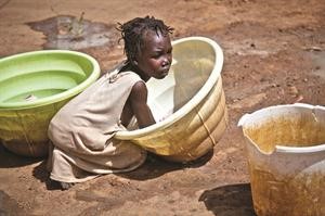 طفلة سودانية تلهو في احد مخيمات كردوفان	افپ﻿