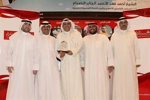 الزميل خالد العدواني مكرما بجانب الشيخ دعيج الخليفة﻿