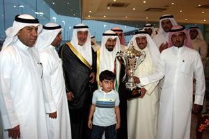 الشيخ علي الجابر يسلم الكاس للفائز