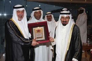 الشيخ علي الحمود يسلم درعا لمحافظ العاصمة