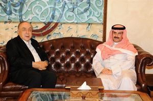 الشيخ مبارك الدعيج مع سمير عطا الله
