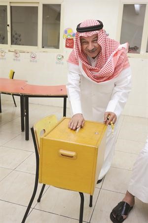 احمد السلمان يدلي بصوته﻿
