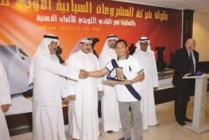 الفلبيني فردناند يتسلم جائزته