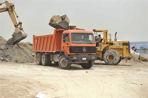 الاليات تزيل التعديات على املاك الدولة في عشيرج

