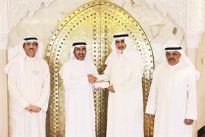 النفيسي يسلم الشيك الى العجيل بحضور البزيع والجابر﻿