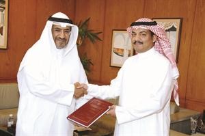 دناجي المطيري يتسلم الرسالة من الباحث محمد صنيهيت﻿