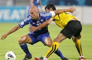 لاعب النصر مارك بريشيانو يمر بالكرة من مدافع سيباهان 	افپ﻿