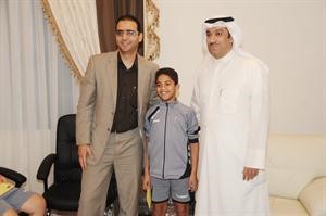 احمد الشحومي مكرما اللاعب يوسف خاطر بحضور والده