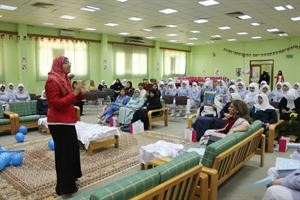 دايمان التوحيد تلقي محاضرتها
