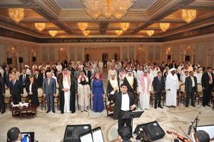 دنايف الحجرف ووزراء التربية العرب والمشاركون في المؤتمر خلال عزف السلام الوطني 	متين غوزال﻿