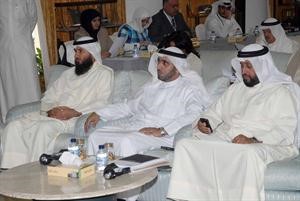 عمار العجمي ومحمد الدلال وعلام الكندري اثناء الحلقة النقاشية﻿