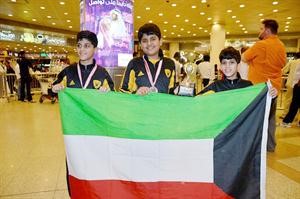 لاعبو القادسية يحملون علم الكويت
