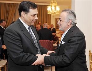 الوزير اللبناني حسان دياب مصافحا الحاج حسان حوحو﻿