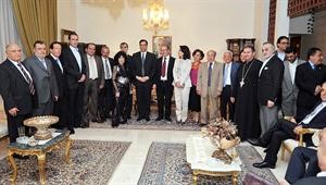 الوزير دياب متوسطا الحضور في لقطة تذكارية﻿
