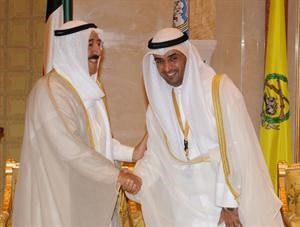 صاحب السمو الامير مصافحا دنايف الحجرف
