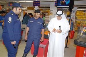 تدقيق على هويات العاملين في احد المطاعم