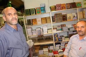 اثنان من العارضين في مكتبة اسلامية﻿