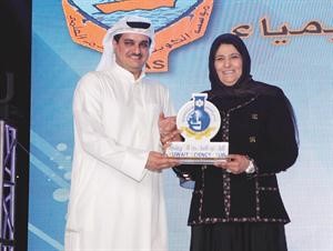 درع تكريمية يقدمها اياد الخرافي الى دفايزة الخرافي﻿