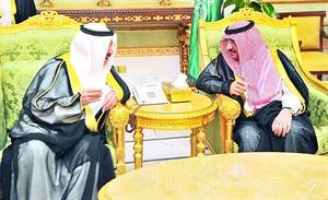 الامير محمد بن نايف ال سعود في استقبال الشيخ احمد الحمود في مطار الرياض