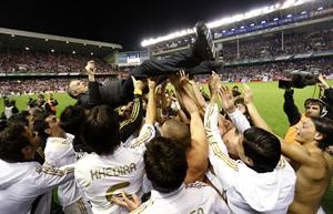 لاعبو ريال مدريد يحتفلون مع مدربهم البرتغالي جوزيه مورينيو بالتتويج بلقب الدوري الاسباني افپ
