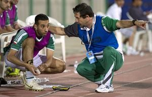 مدرب العربي جوزيه روماو يوجه نواف شويع 	الازرق كوم﻿