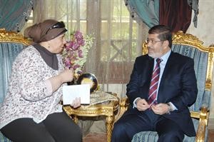 دمحمد مرسي متحدثا للزميلة خديجة حمودة
