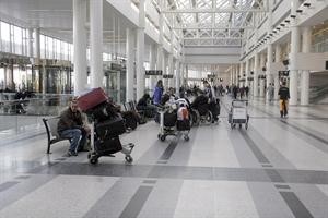 مسافرون ينتظرون في مطار بيروت عودة الرحلات الى طبيعتها بعد اضراب العمال لساعتين محمود الطويل