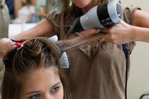 كوافيرة «بطت عين» زميلتها في الصالون بعد مشاجرة على زبونة VIP