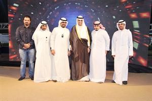 الوزير مع منظمي الكرنفال والمعرض
