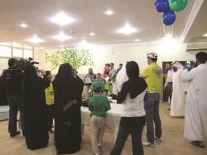 مدير المدرسة يكرم المتفوقين
