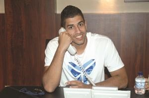 جناح نادي الكويت والمنتخب الوطني لكرة السلة حسين عبدالرحمن يرد على اسئلة قراء الانباء حسن حسيني