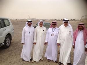 معبدالعزيز الابراهيم وماحمد الصبيح خلال وجودهما في موقع الاطارات بميناء عبدالله﻿