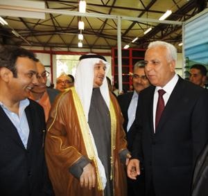 السفير سعود الدويش ووزير السكن الجزائري نور الدين موسى في جناح الكويت
