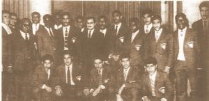 منتخب الكويت عام 1965 ويسار الصورة واقفا المرحوم صالح شهاب وكيل مساعد في الاعلام﻿