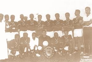 فريق النادي العربي بطل الدوري العام وكاس حضرة صاحب السمو امير دولة الكويت عام 1963 - 1964﻿