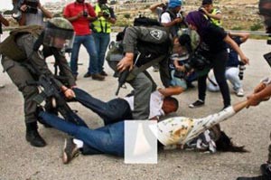 جنود إسرائيليين يسحلون فتاة رفعت علم فلسطين على مدرعة ويعرونها