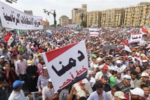 حشود في ميدان التحرير امس تطالب برحيل المجلس العسكري افپ