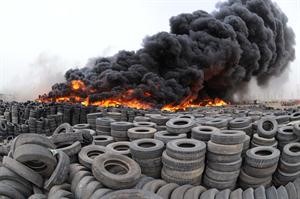 السنة النيران امتدت حتى ارتفاع 75 مترا وعدد الاطارات 30 الف اطار﻿