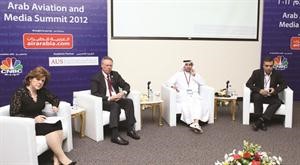 دبيتر هيث وعادل علي وعمر بن غالب خلال احدى الجلسات الحوارية للقمة﻿